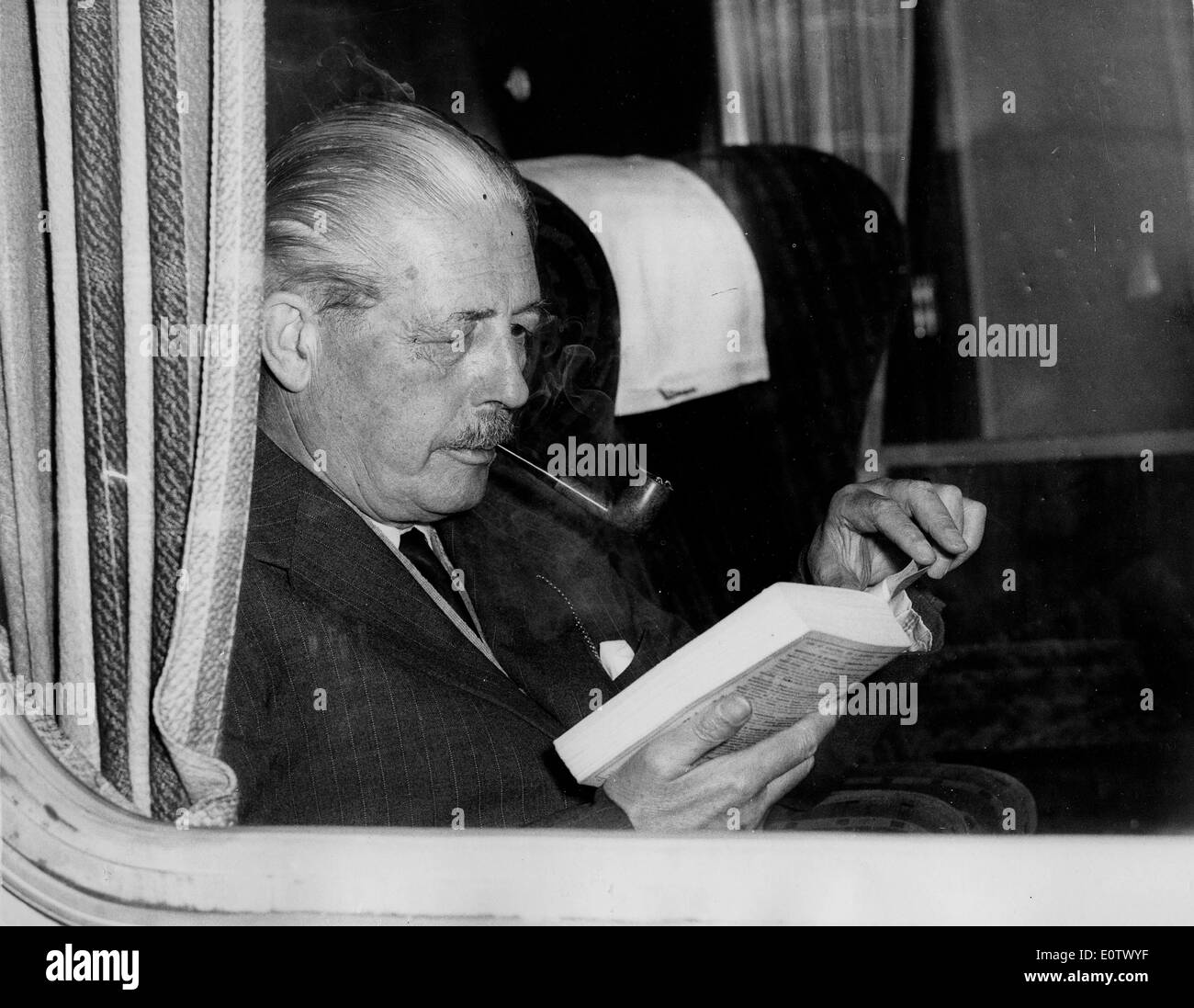 Harold Macmillan legge sul treno da King's Cross Foto Stock
