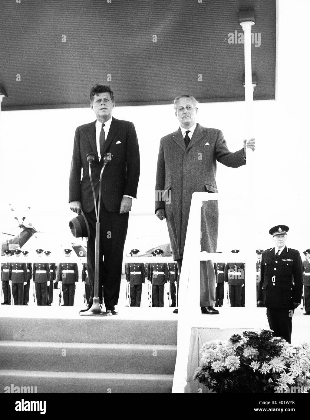 Harold Macmillan saluta il presidente Kennedy all'aeroporto Foto Stock