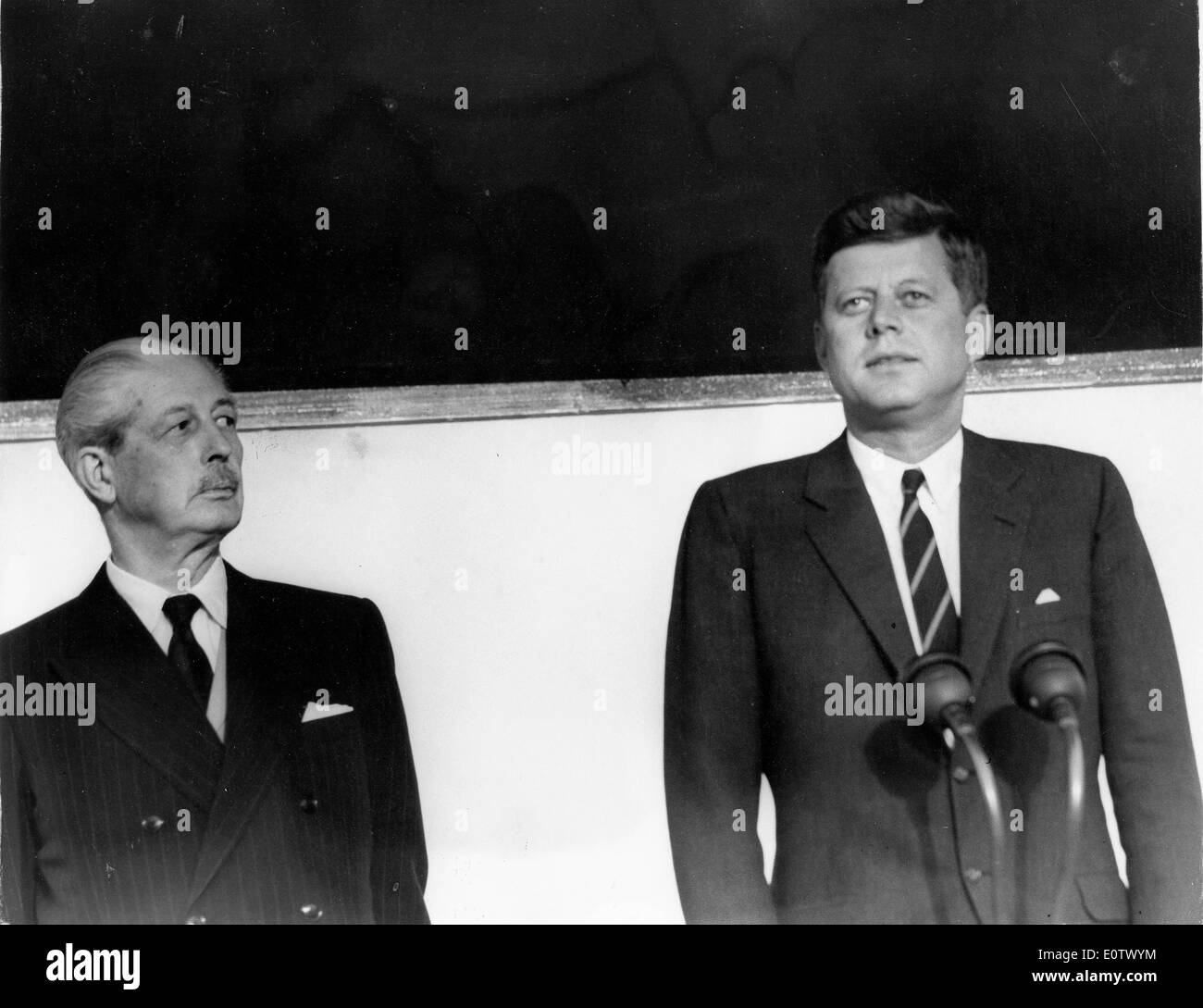 Harold Macmillan saluta il presidente Kennedy all'aeroporto Foto Stock