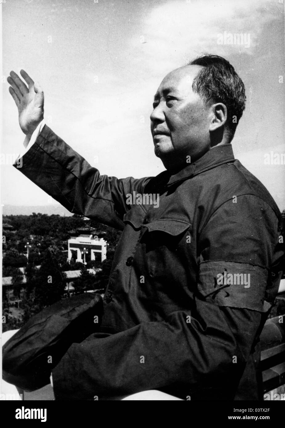 Il presidente Mao Zedong sventola da un balcone Foto Stock