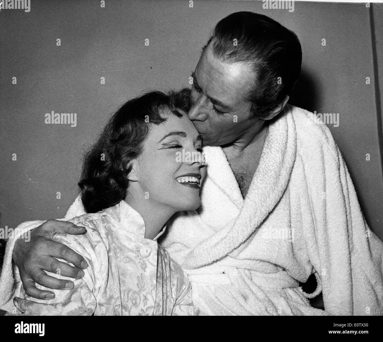 Attore Rex Harrison baci co-star in film scena Foto Stock