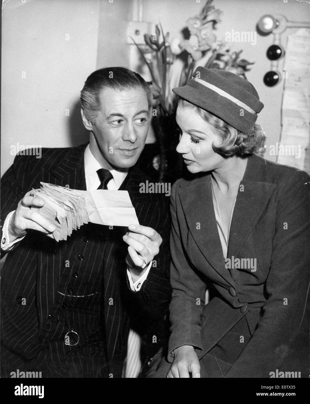Attore Rex Harrison mostra una donna di un documento Foto Stock