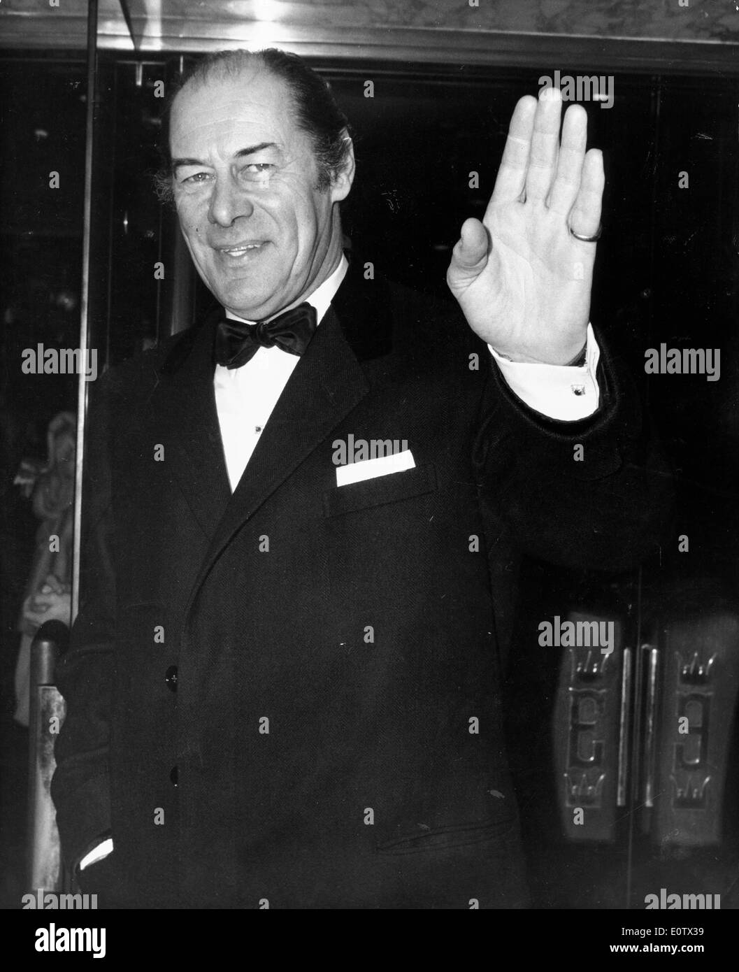 Attore Rex Harrison in uno smoking per un evento Foto Stock