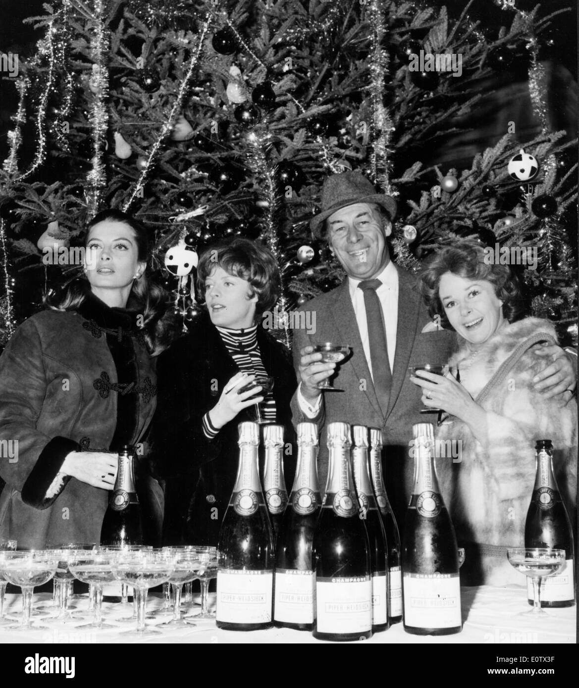 Attore Rex Harrison bevande champagne con gli amici Foto Stock