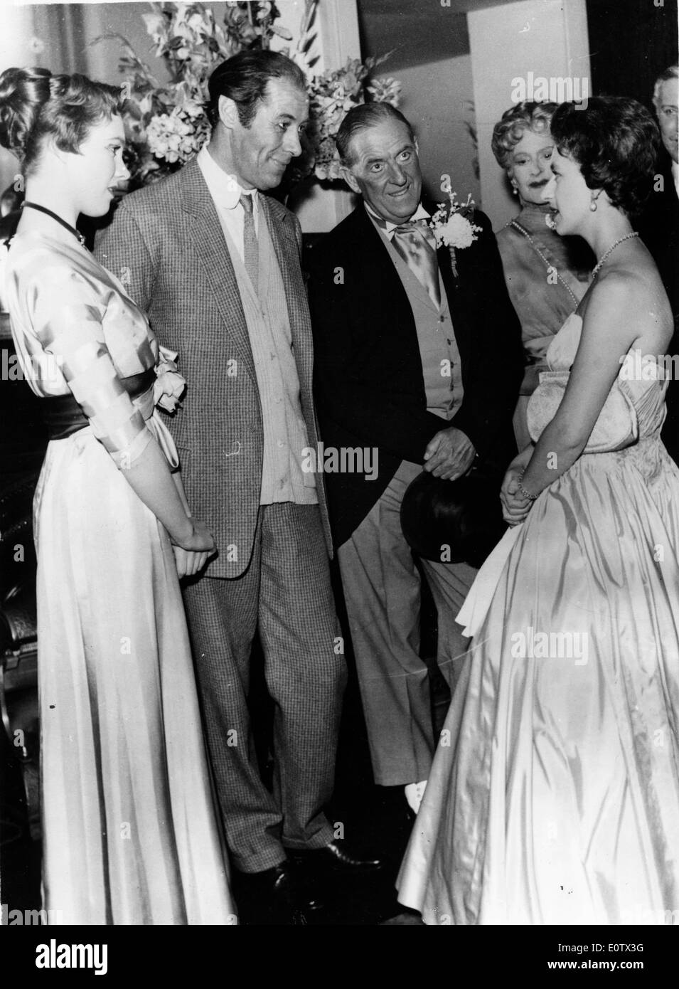 Attore Rex Harrison incontra la Regina Elisabetta II Foto Stock