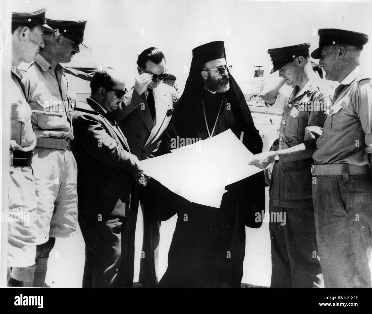 L Arcivescovo Makarios III e Julian Amery guardare alle mappe Foto Stock