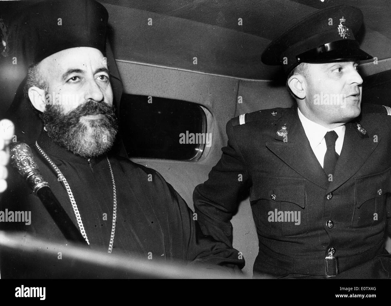 L Arcivescovo Makarios III in auto con la guardia del corpo Foto Stock