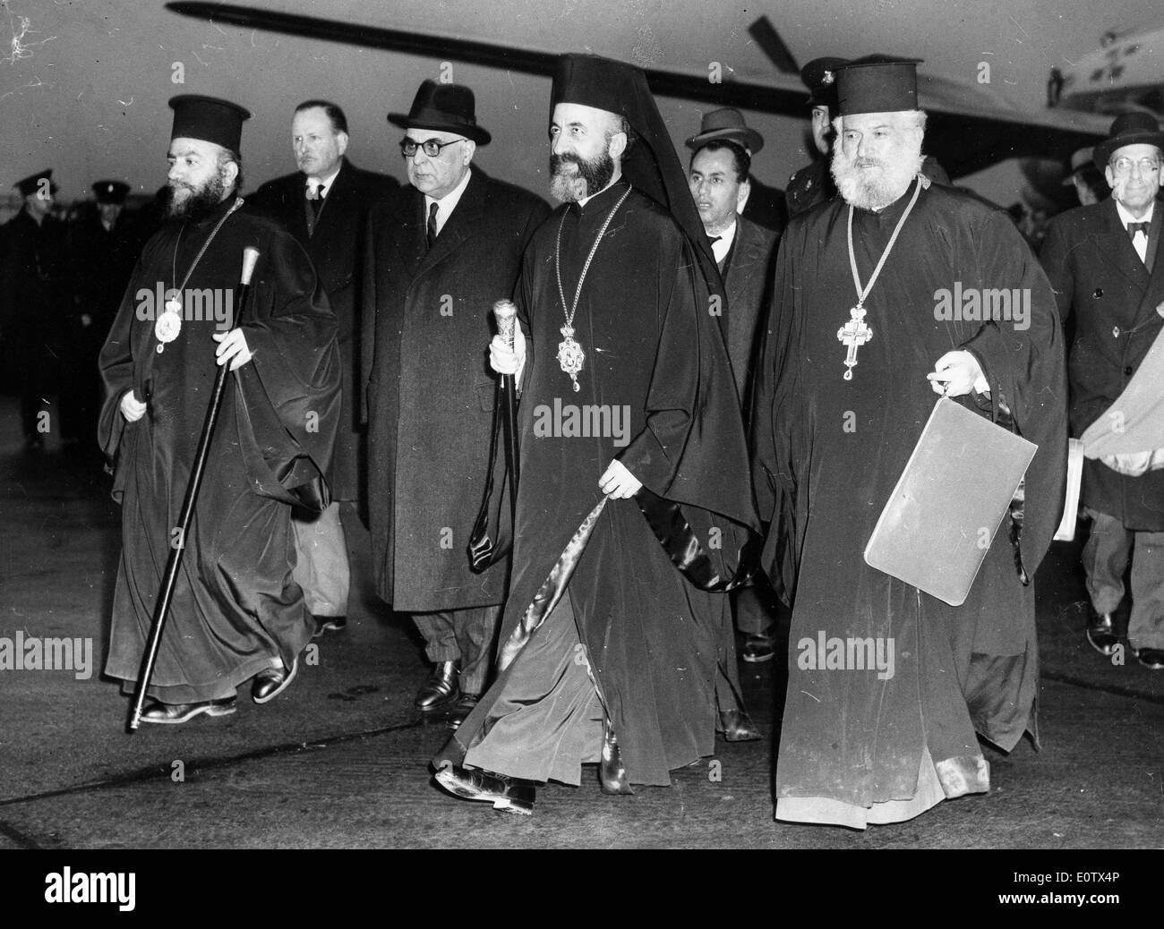 L Arcivescovo Makarios III arriva a Londra con dei compagni Foto Stock