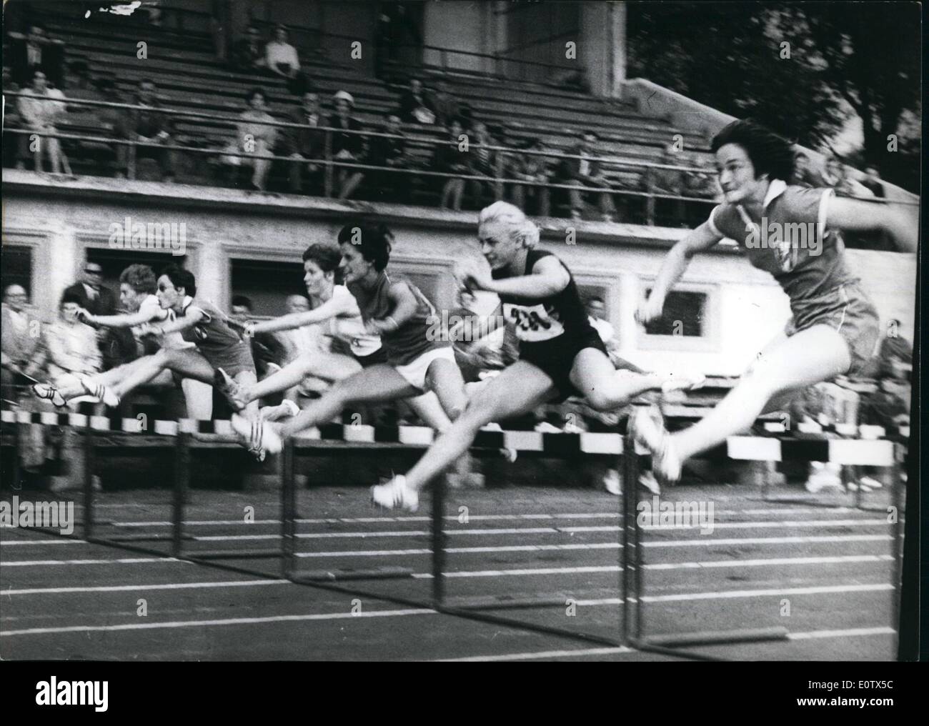 Agosto 22, 1960 - Pre-Olympic concorsi a Koblenz: quattro giorni prima della cerimonia di apertura dei Giochi Olimpici a Roma il mese di agosto 21st, 1960 donne atleti di classe mondiale si sono incontrati a Koblenz (Koblenz/Occidentale-germania) per un international pre-Olympic donne sporting festival. La foto mostra durante la 80-metri-ostacoli (da sinistra): T. Mutter (MUTTER) dell'Olanda, Madeleine Thetu (THETU) della Francia, Jutta Stock (stock) di Germania, Letizia Bertoni (BERTONI) d'Italia, Barbara Janiszewska (JANISZEWSKA) della Polonia che ha battuto il record polacco oltre 80 m ostacoli durante questa gara e Denise Guenard (GUENARD) della Francia. Foto Stock
