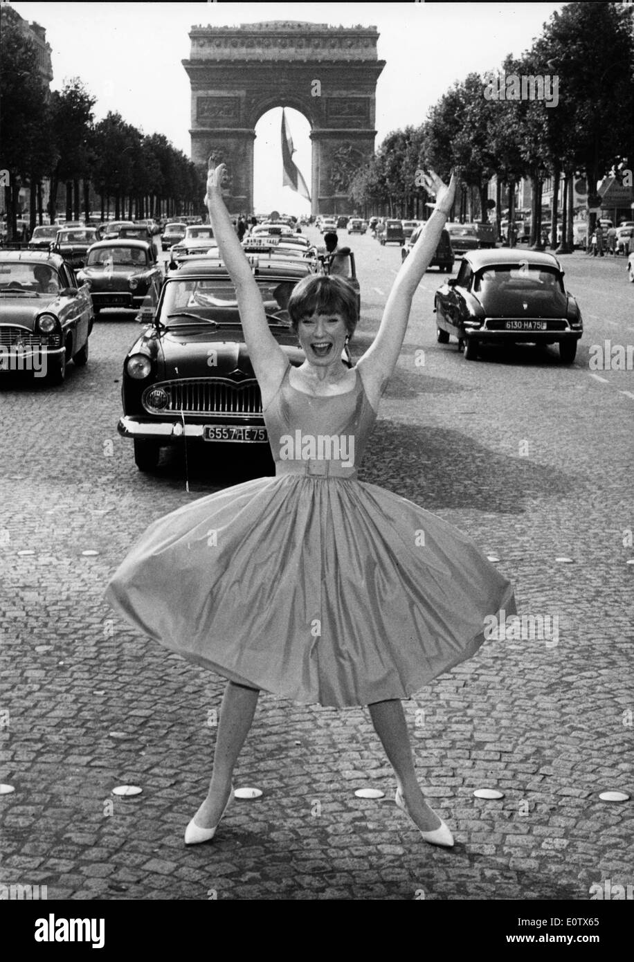 L'attrice Shirley MacLaine ballare in strada a Parigi Foto Stock