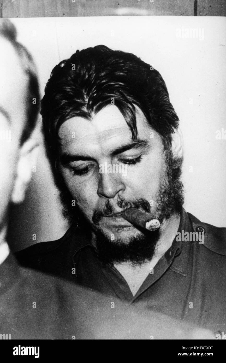 Close-up del rivoluzionario cubano Che Guevara di fumare un sigaro Foto Stock