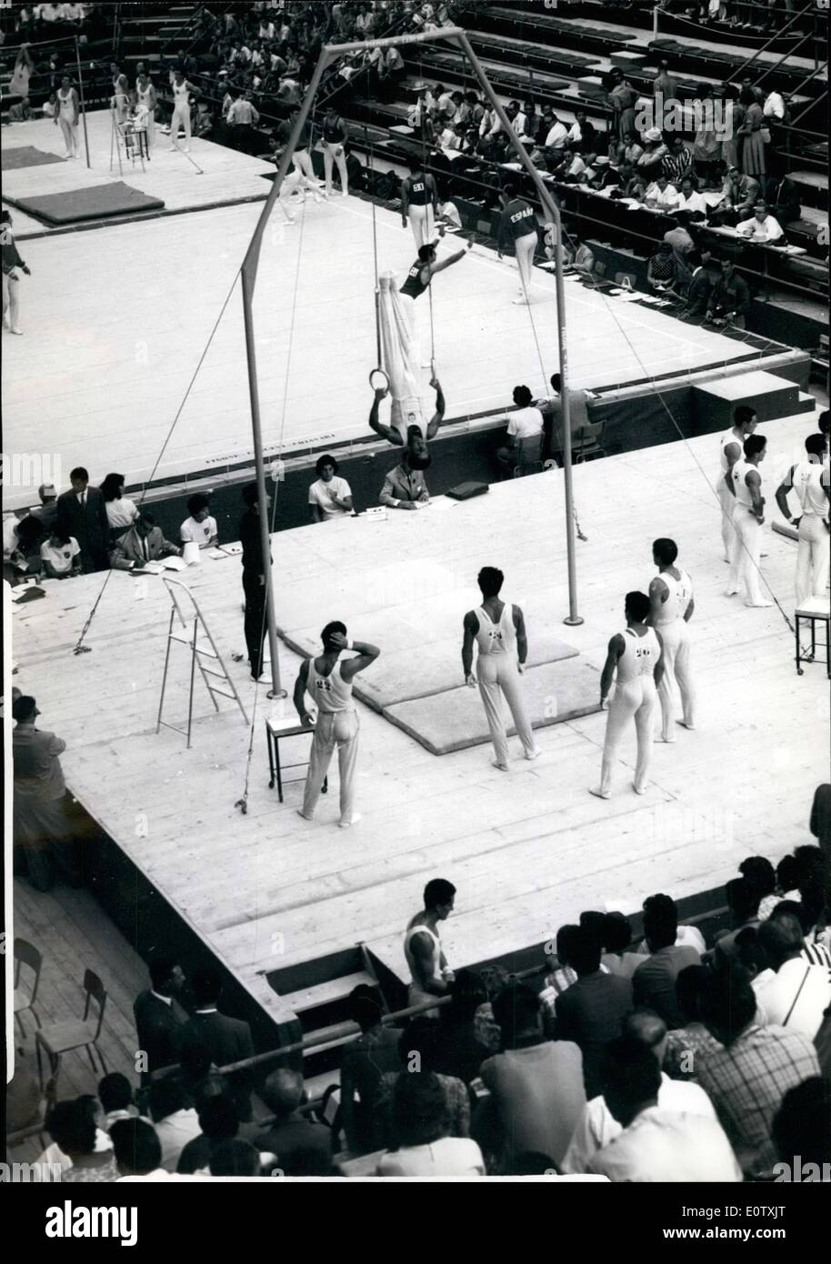 Sett. 05, 1960 - Ginnastica nella storica dintorni.: ginnastica evento iniziato nei dintorni storici delle Terme di Caracalla questa mattina. Mostra fotografica di vista generale durante l'evento di ginnastica questo mattino. Foto Stock
