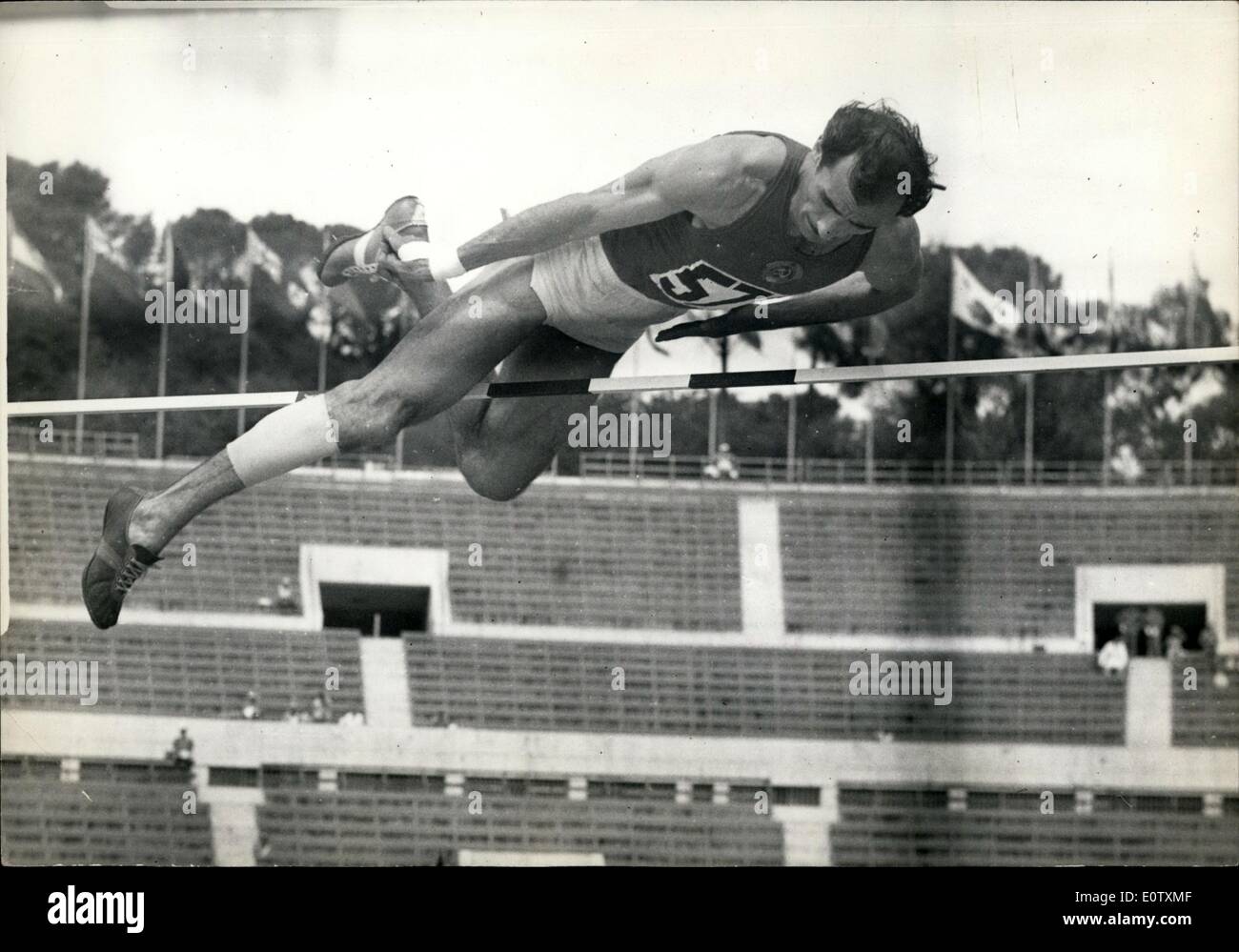 Sett. 09, 1960 - La Russia ha una grande vittoria nel salto in alto evento. Vi è stata una sorpresa nel salto in alto dei Giochi Olimpici questo pomeriggio - quando Shav Lakadze dell'Unione Sovietica è venuto prima - con il connazionale Sig. Brumel secondo - entrambi battendo il famoso americano Thomas - che è arrivato terzo.. Mostra fotografica di:- Shav Lakadze quando ha fatto il suo grande salto di 2.18 metri. Foto Stock