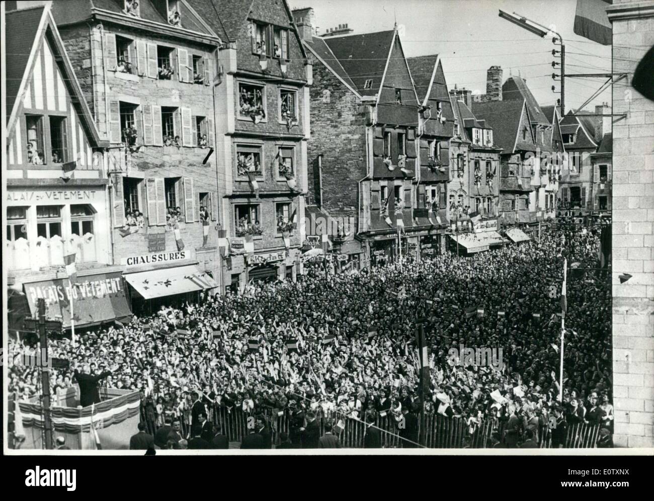 Sett. 09, 1960 - folla durante il generale de Gaulle il discorso a Lannion Foto Stock