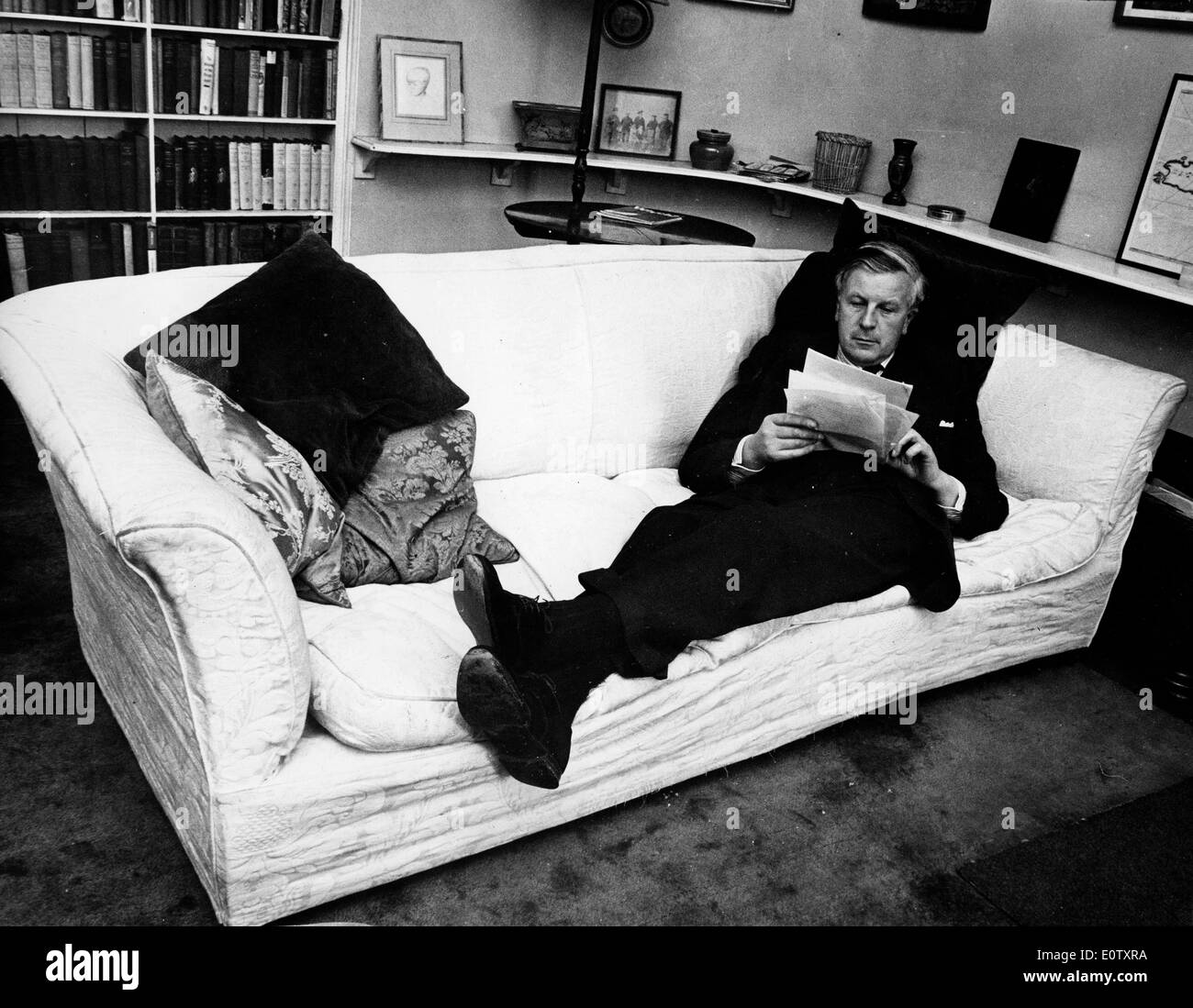 Uomo politico britannico Jo Grimond lettura nel suo studio Foto Stock