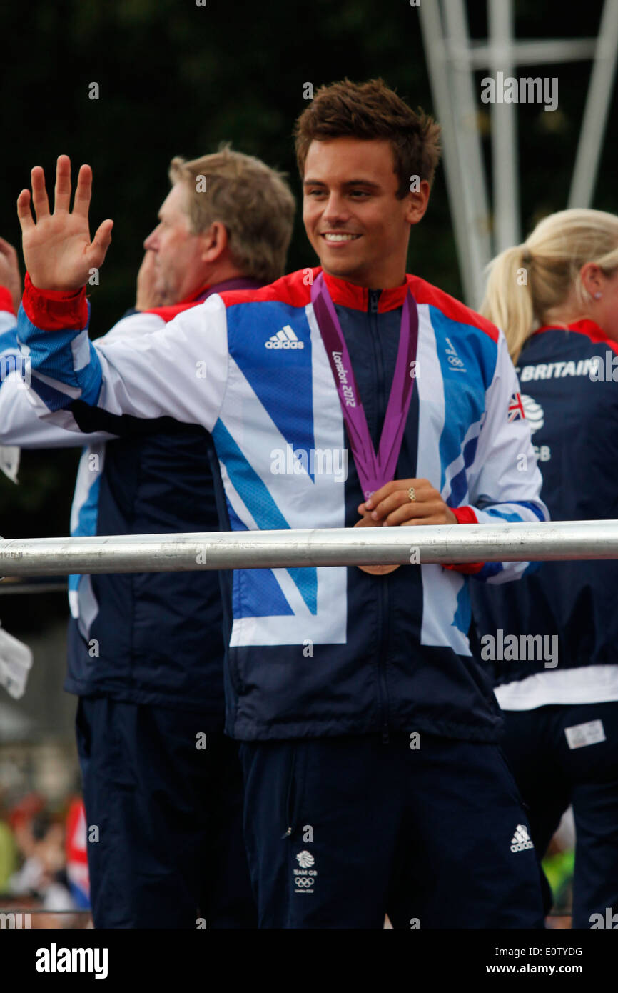 British Olympic medaglia di bronzo vincendo diver Tom Daley sorrisi durante il London 2012 Victory Parade per Team GB e paralimpici GB atleti a Londra Gran Bretagna 10 settembre 2012. Foto Stock
