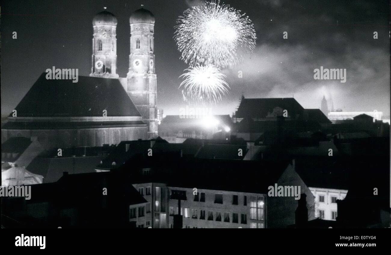 Ottobre 10, 1960 - Magnifico fire-lavoro nel corso di Monaco di Baviera il cielo di Monaco di Baviera aveva tutti i colori quando il sabato sera (ott.8th) un magnifico fire-lavoro è stato girato in occasione della chiusura del centocinquantesimo ottobre Festival di Monaco di Baviera. Foto Stock