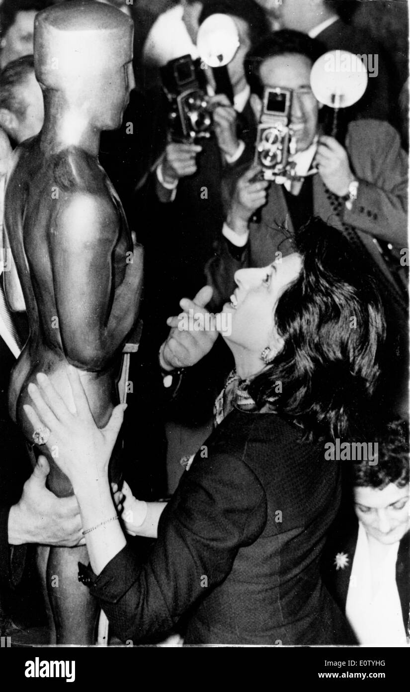 Attrice Anna Magnani pone con finti premio Oscar Foto Stock