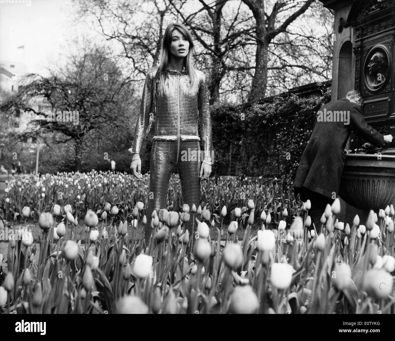 Il cantante Françoise Hardy in piedi in un campo di fiori Foto Stock