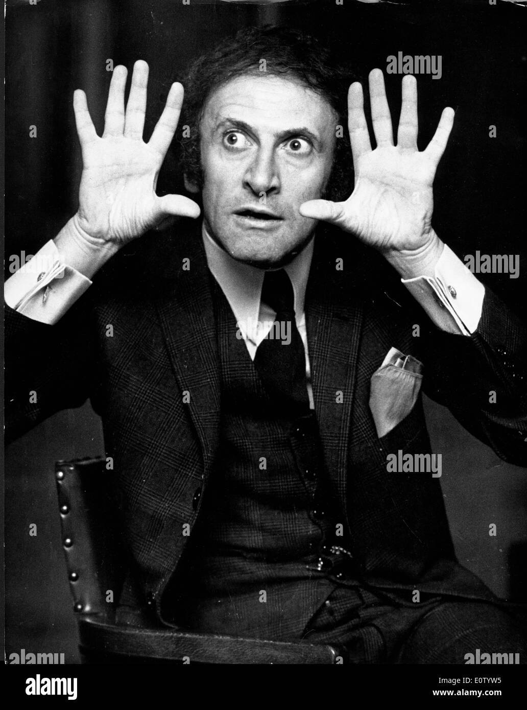 Marcel Marceau seduto in vestiti di strada Foto Stock