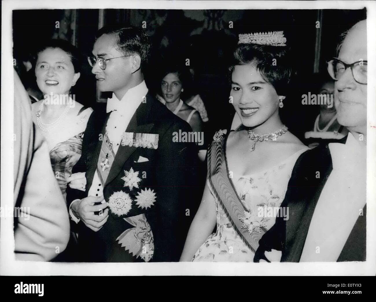 Ottobre 10, 1960 - Il re e la Regina della Thailandia in visita a Roma: Il re e la Regina della Thailandia (Siam) sono attualmente in visita ufficiale a Roma. La foto mostra affascinante Queen Sirikit e Re Shumipol della Thailandia sono raffigurati con il presidente italiano Gronchi e sua moglie durante un ricevimento a Roma. Foto Stock