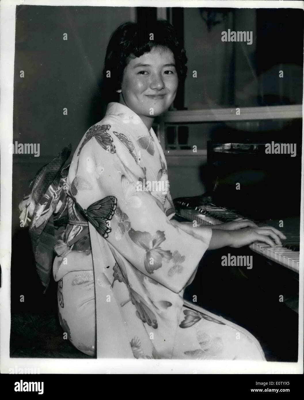 Ottobre 10, 1960 - a 16 lei è il più giovane musicista professionista in Giappone; nella foto indossando un kimono è dolce 16 enne Hiroko Nakamaura, il più giovane musicista professionista in Giappone, chi è a Londra per un paese 12 tour come pianoforte classicista con 110 membri della nazionale giapponese Orchestra della Radio. L'orchestra tedesca conduttore, Wilhelm Schuechter detto ''già a 16 la sua tecnica pianistica è fantastica. Credo che lei sta per essere uno dei più grandi giocatori''. Il suo nome significa "big hearted uno che circondano il mondo" Foto Stock