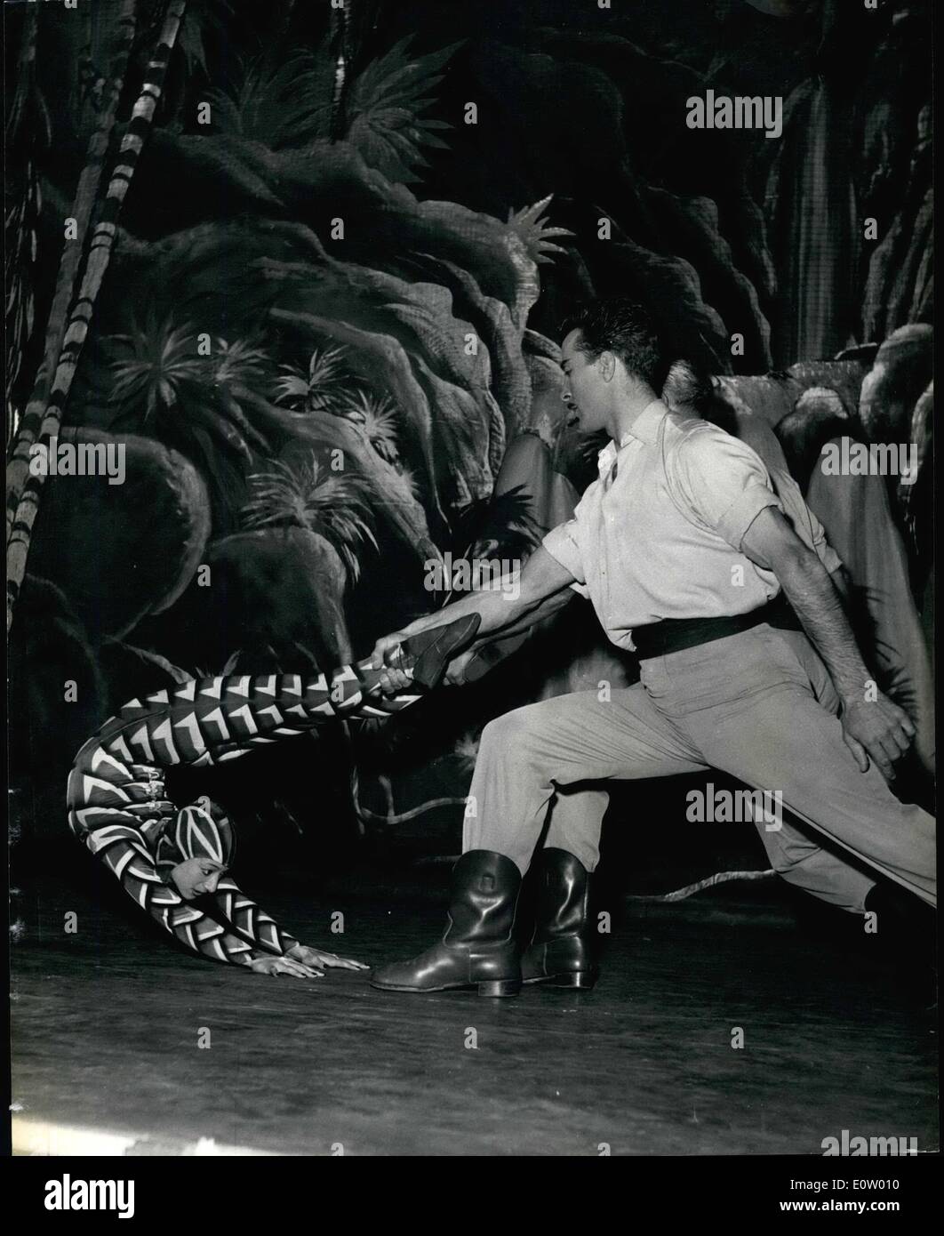 Ottobre 10, 1960 - Il serpente in Piccadilly Circus: non ci si aspetterebbe di trovare un serpente in mattoni e malta di calce ''jungle'' in Piccadilly Circus quartiere di Londra, ma questa immagine dimostra che hai torto. Questo è Rose Llanos, metà cinese e metà ballerino francese che sta al di sotto dei cinque piedi di altezza e pesa meno di sette pietre. Indossando la sua pelle di serpente stretto costume ella imita il serpente è un slinky movimenti e viene gettata intorno allo stadio di Prince of Wales Theatre serata dai suoi due partner muscolare. Foto Stock
