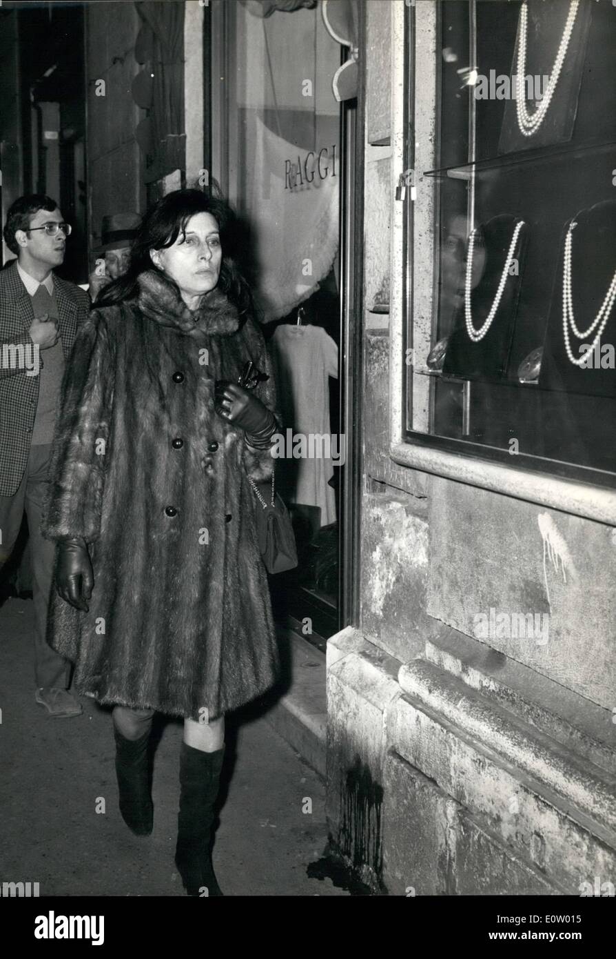 Ottobre 10, 1960 - la famosa attrice italiana Anna Magnani, 60, che ha vinto un premio Oscar per il film ''Rose Tattoo'', visto lo shopping a Roma. Lei è in attesa di avvio di una nuova pellicola. Foto Stock