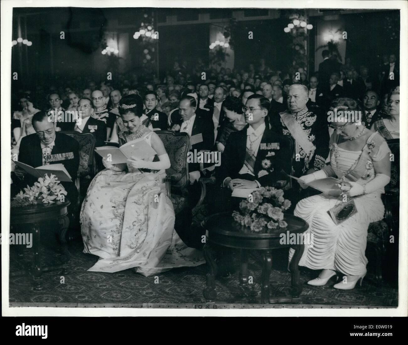 Ottobre 10, 1960 - Il re e la regina del Siam - in visita ufficiale in Olanda.: Phoumibol King e Queen Sirikit del Siam - sono stati intrattenuti in un concerto di gala presso il Kurhaus, all'Hague-Scheveningen - come gli ospiti della regina Juliana. Il Siam coppia reale sono ora su una visita di Stato in Olanda. La foto mostra in concerto - L-R: - Prince Bernhard del Paesi Bassi: Queen Sirikit - Phoumibol re e regina Juliana. Foto Stock