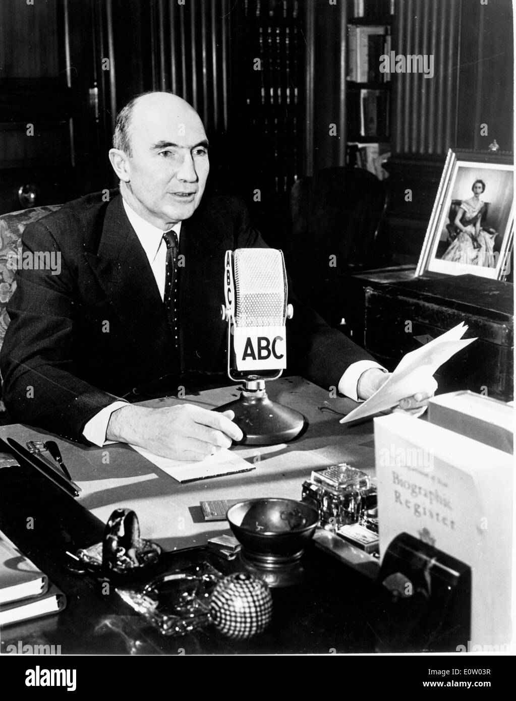 Ambasciatore Roger Makins colloqui su ABC radio show Foto Stock