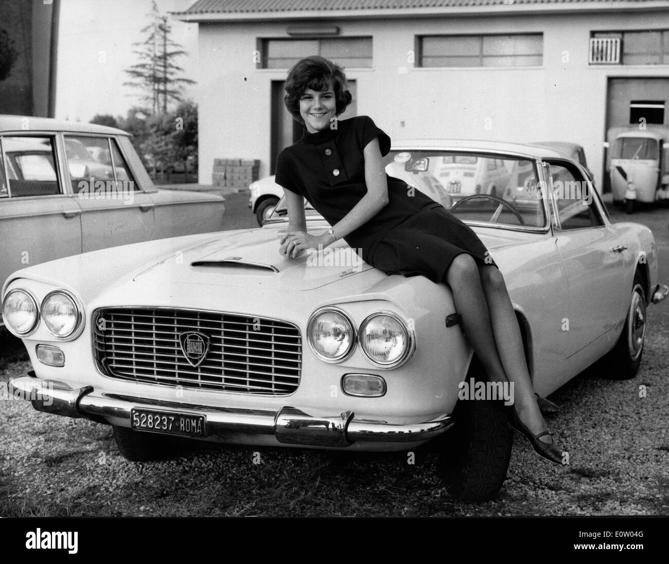 Ritratto di Peggy Marzo in posa su una vettura Foto Stock