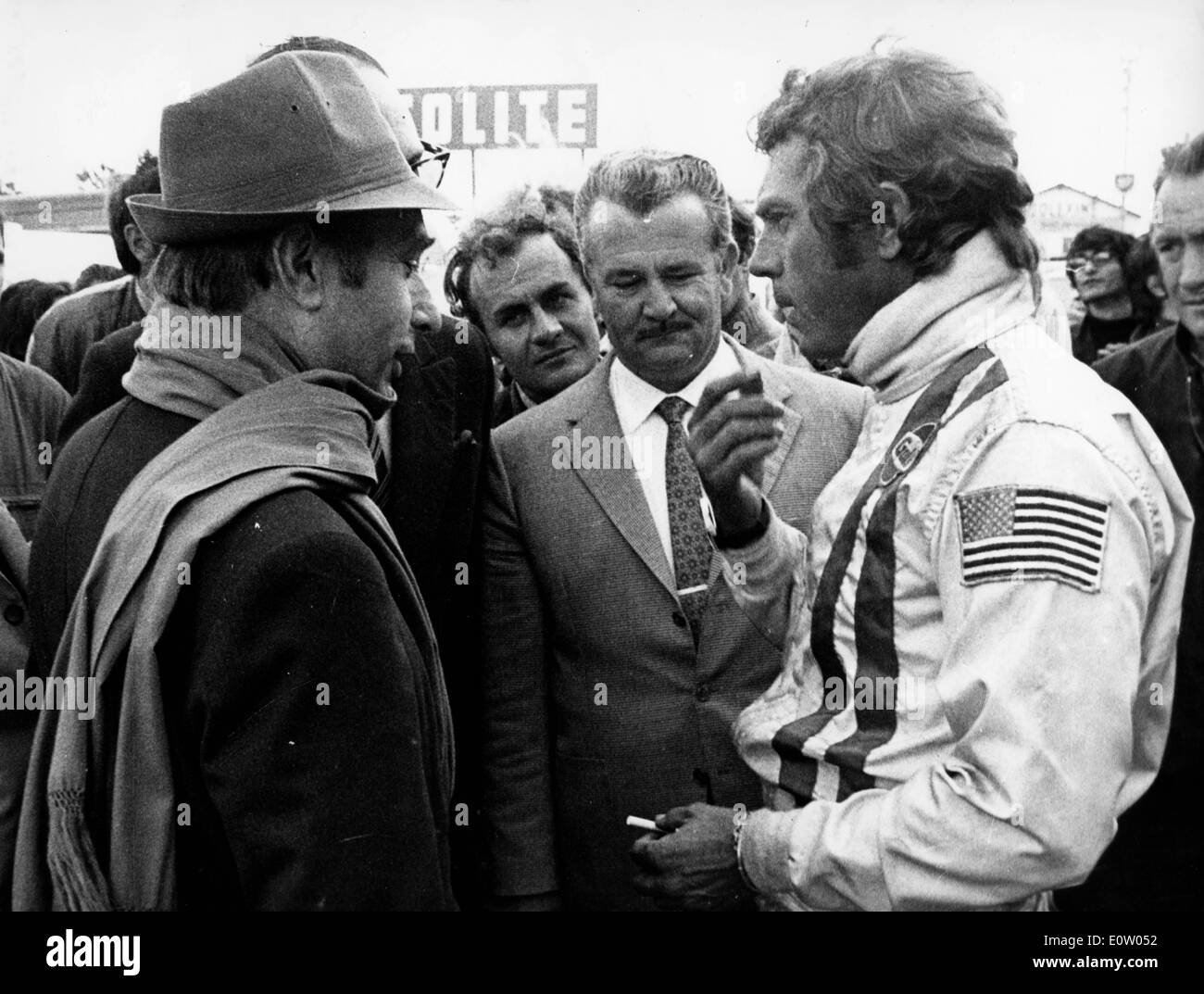 Steve McQueen parlando con la gente in pista Foto Stock