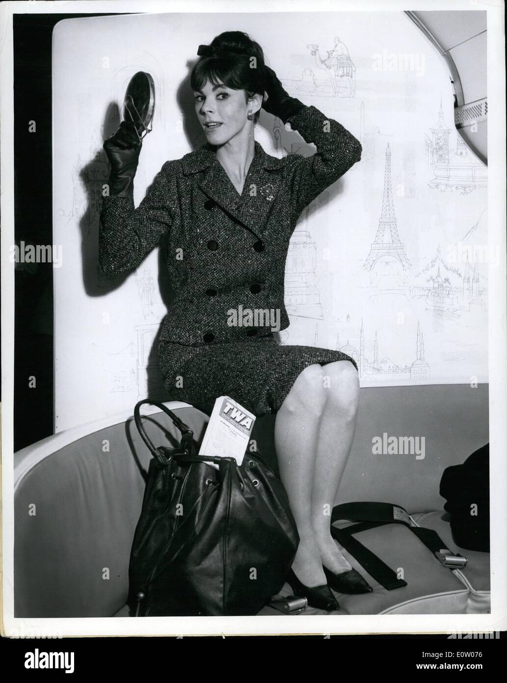 Ottobre 10, 1960 - N.Y. Aeroporto internazionale di ottobre 11, 1960. Incantevole Joanne Gilbert cantante popolare ed ex modello della moda, ospita i fotografi in arrivo tramite TWA Superjet da Los Angeles. La New York glamour è di arrivo in città per adempiere a un impegno di canto della Maisonette a St. Regis Hotel apertura Martedì, Ottobre 11. Foto Stock