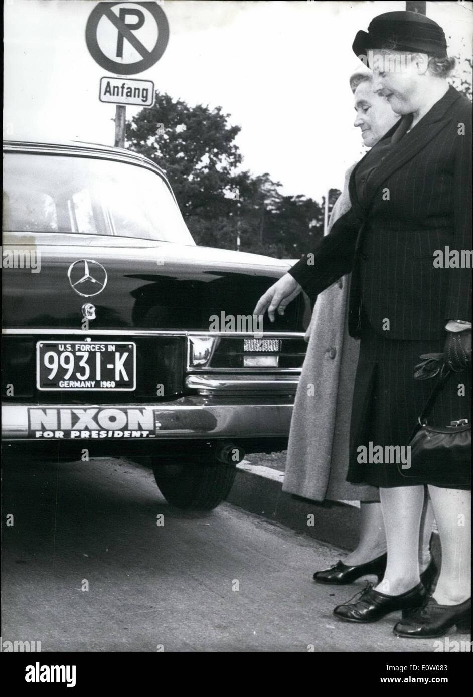 Ottobre 10, 1960 - anche a Berlino la American campagna elettorale iniziato: questa vettura, per esempio, appartiene a un soldato americano di stanza a Berlino che evidentemente vuole Richard Nixon per diventare presidente degli Stati Uniti d'America. Foto Stock