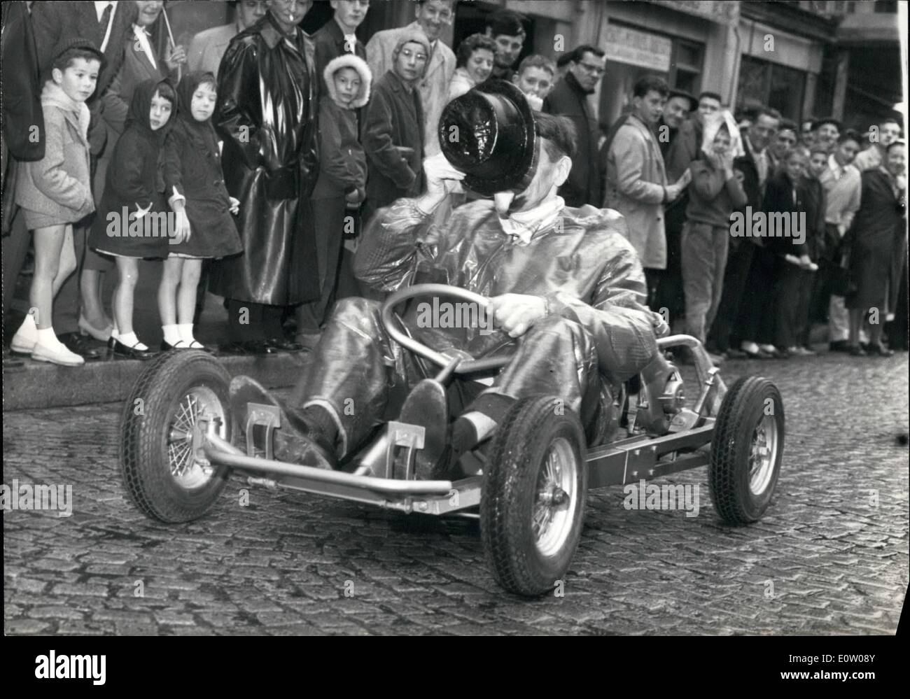 Ottobre 10, 1960 - Slow motion gara di Montmartre ; la foto mostra uno dei concorrenti di annuale "'Slow Motion'' gara in rue Lepic, Montmartre, a cavallo di un Kraft. Foto Stock