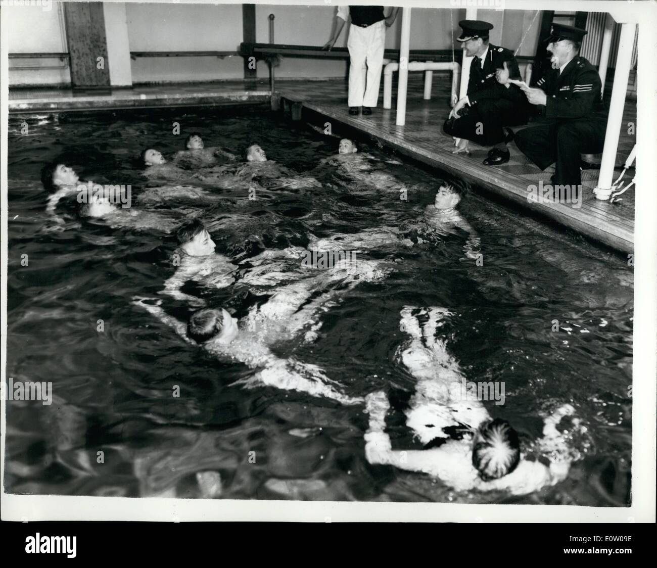 Ottobre 10, 1960 - Londra la nuova polizia Cadetti Corps:il primo corso per la nuova polizia metropolitana Cadet Corps,. che è sperato di molti londinese di poliziotti futuri saranno infine proceduto, è ora in corso a Handon scuola di formazione. Per i primi sei mesi di fase del corso 120 giovani tra 16 e 17 1/2 sono state selezionate da oltre mille applicazioni. Il nuovo regime comporta la formazione di cadetti in tre fasi per un periodo totale di tre anni. La foto mostra il colonnello n.a.c. Croft, Comandante del Cadet (sinistra) e Sgt Foto Stock