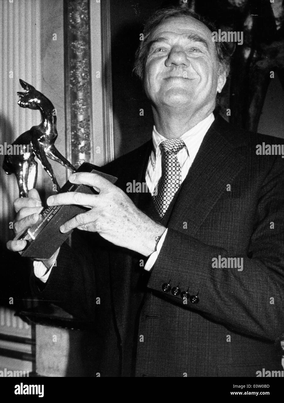 Attore Karl Malden mostrare un premio Foto Stock