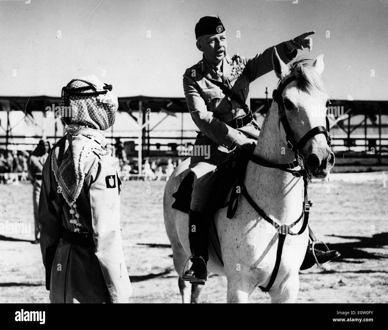 Lieutenant-General John Glubb passeggiate a cavallo Foto Stock