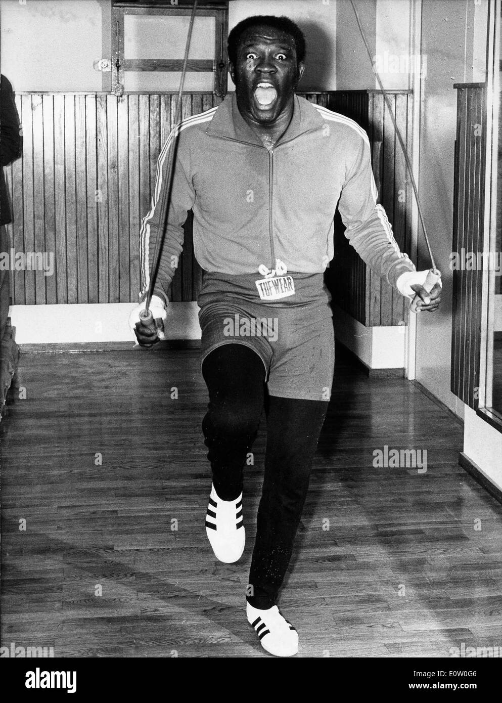 Boxer Emile Griffith salto con la corda Foto stock - Alamy