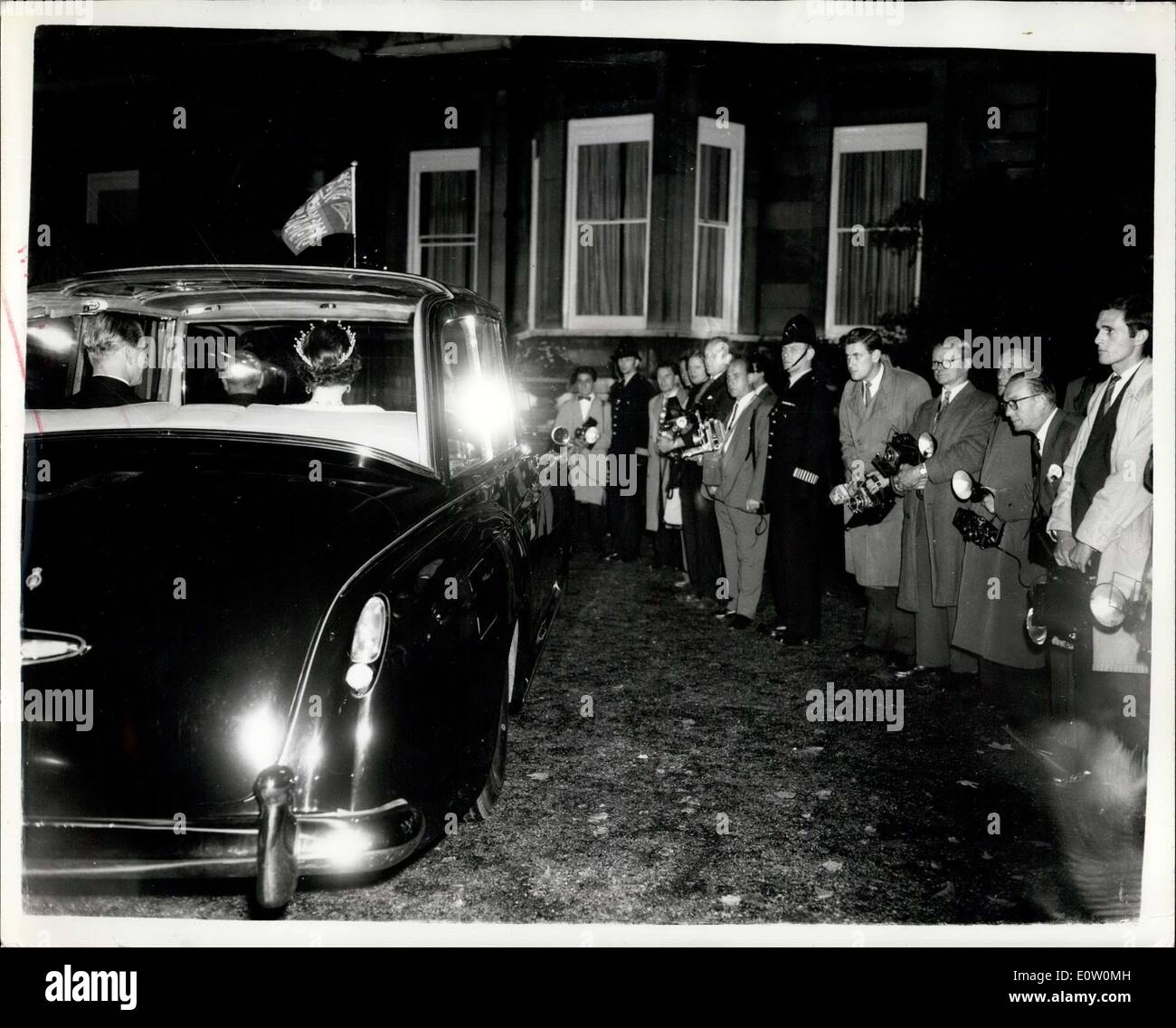 Ottobre 19, 1960 - Cameramen boicottare la regina: fotografi fotocamera abbattuto e ha rifiutato di prendere le foto di famiglia reale che arrivano presso l Ambasciata Nepalese la scorsa notte per una cena dato da il re e la regina del Nepal, dopo un funzionario aveva raccontato i fotografi che rivestiti i passi dell'Ambasciata a ''muovere sull''. Lui ha detto che stavano bloccando la porta. Essi hanno spiegato che se si sono mossi non sarebbero in grado di ottenere le loro foto - ma il funzionario è stato insistente. Così i fotografi mettere giù le loro macchine fotografiche Foto Stock