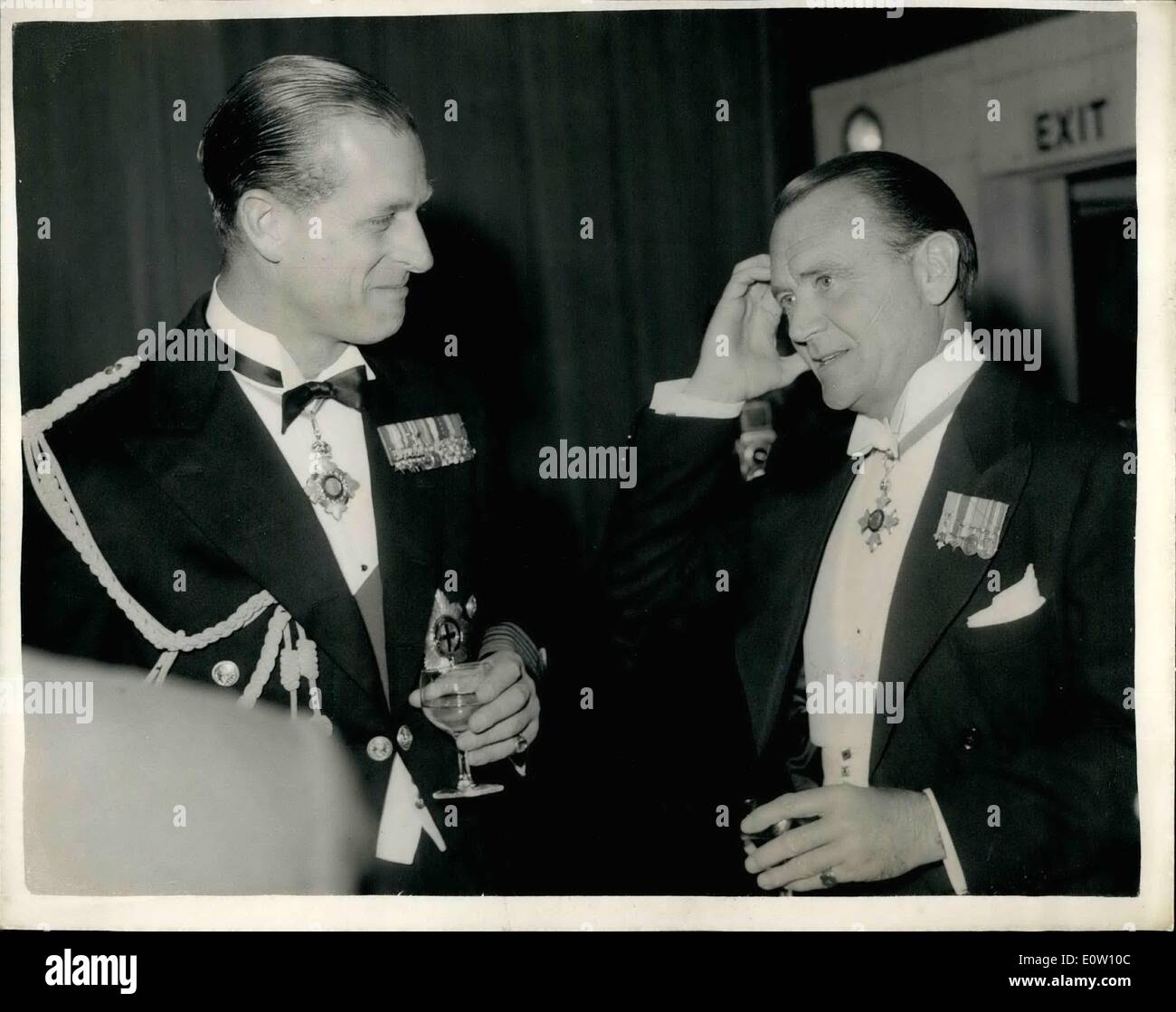 Nov. 07, 1960 - 7-11-60 Duca di Edimburgo assiste film cena di gala. Parla con John Mills. S.a.r. Il Duca di Edimburgo questa sera è stato ospite d'onore della Kinematograph noleggiatori" società uomini solo cena di gala per la scheda dell'Ammiragliato e Royal Naval Film Corporation al Pinewood Studios. La foto mostra: Il Duca di Edimburgo a parlare con John Mills durante la cena di questa sera. Foto Stock
