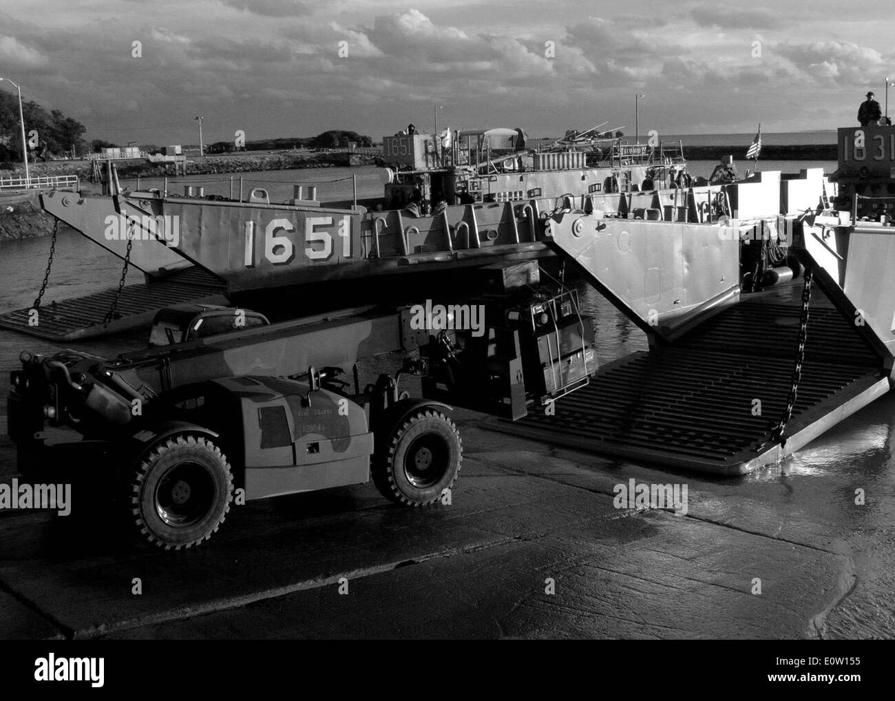 050102-N-9712C-001 Okinawa, in Giappone (GEN. 2, 2005) - Landing Craft Utility (LCU) 1631 e LCU 1651, attaccato al mestiere di assalto Foto Stock