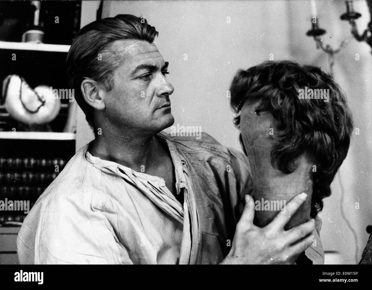 Attore Jean Marais entrare in costume per un film Foto Stock