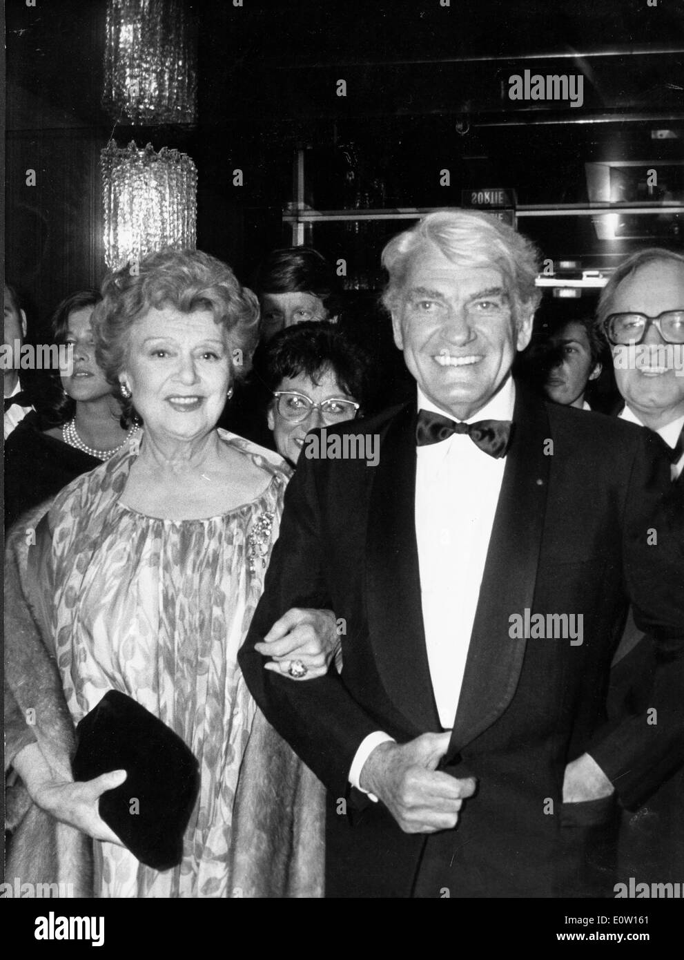 Attore Jean Marais scortare una donna a un evento Foto Stock