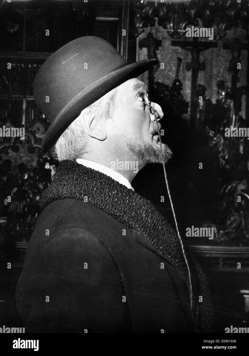 Vista di profilo di Jean Marais in costume Foto Stock