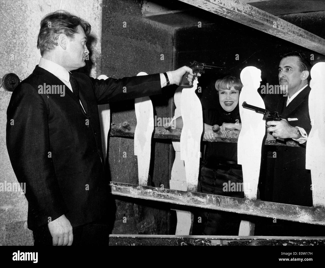 Jean Marais in un poligono di tiro Foto Stock