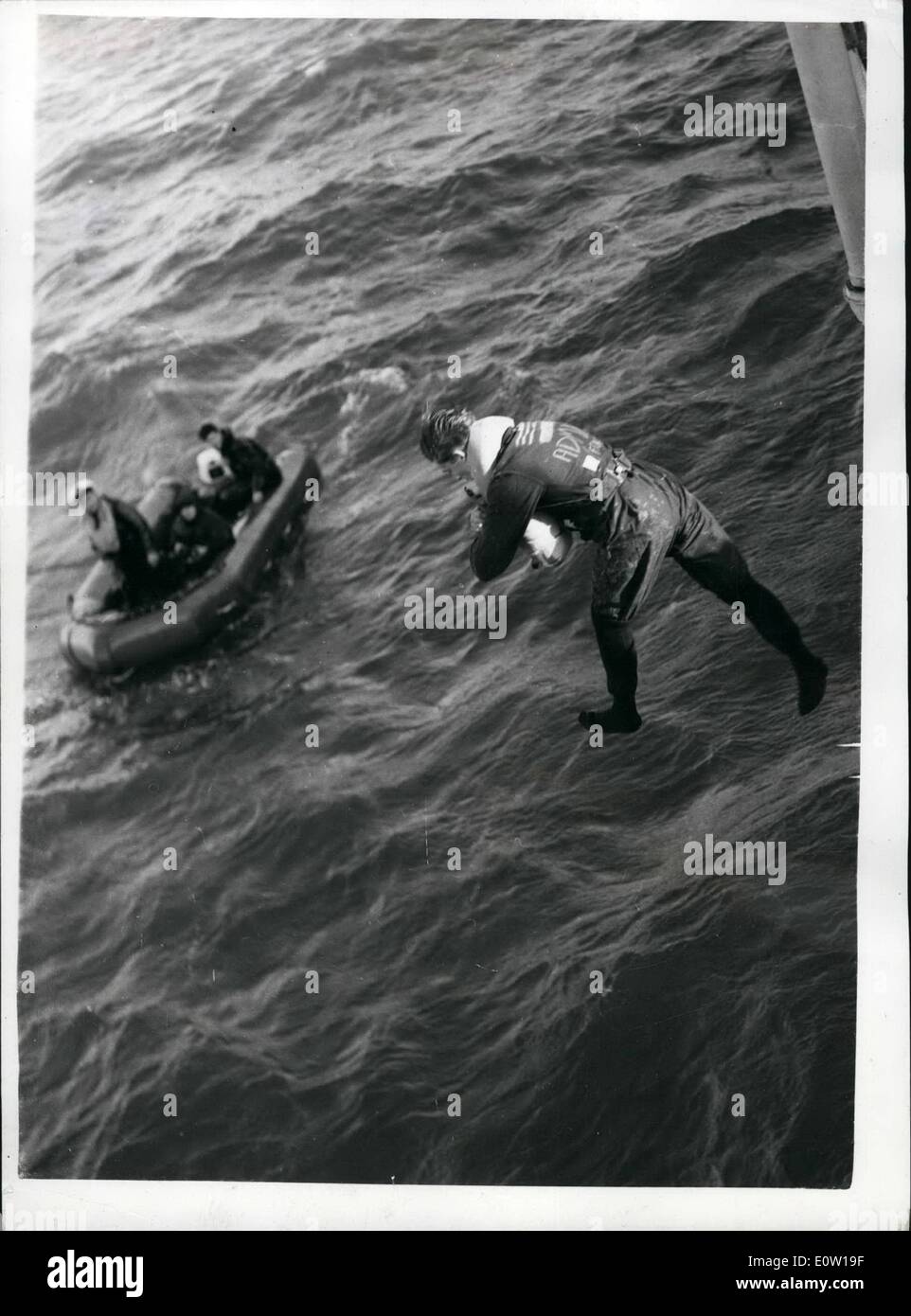 Nov. 11, 1960 - Royal Naval sopravvivenza in mare: Prove Ufficiali e Ratins della Royal Navy ha preso parte nella sopravvivenza a prove in mare a Portland Harbour oggi in cui una varietà di zattere di sopravvivenza sono stati testati come un preliminare a Mid-Ocean prove che si terranno il prossimo anno. La foto mostra un volontario salti dal lato del H.M.S. Plover in mare dopo che nuota per la zattera di sopravvivenza. Visto in Portland Harbor oggi. Foto Stock