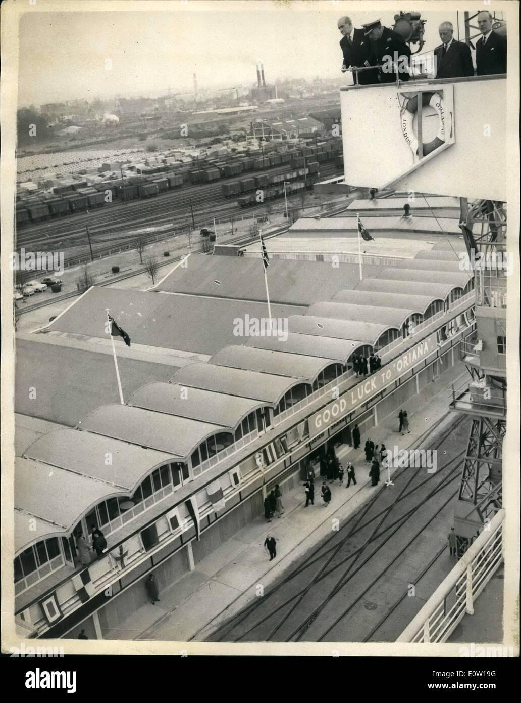 Nov. 11, 1960 - Apertura del nuovo terminal passeggeri a Southamption: un nuovo &pound;300.000 terminal passeggeri per le camicie da Australia e Nuova Zelanda - è stato inaugurato oggi a Southampton da Sir William Slim - ex Gov. Generale dell Australia. Il nuovo rivestimento è stato Oriana ormeggiato a fianco del dock durante la cerimonia di apertura e la società assemblata è andato a bordo della camicia per il pranzo. La foto mostra il visto dal Ponte del liner Oriana - come L-R: Sir William Slim; Capt. E.G.H Foto Stock