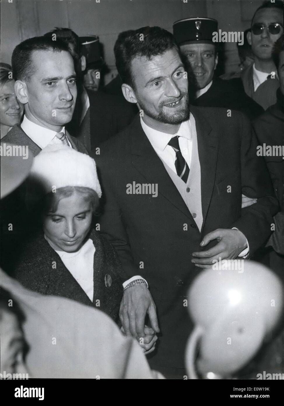 Nov. 11, 1960 - Lagaillarde liberati: Lagaillarde, la principale figura del ''barricate Trial'' è stata condannata dal tribunale militare di essere liberato dal carcere di Dante. Egli potrà ora essere provato gratuitamente per il dipendente. La foto mostra Lagaillarde nella foto con sua moglie :Babette'' come lui è uscito di prigione la scorsa notte. Foto Stock