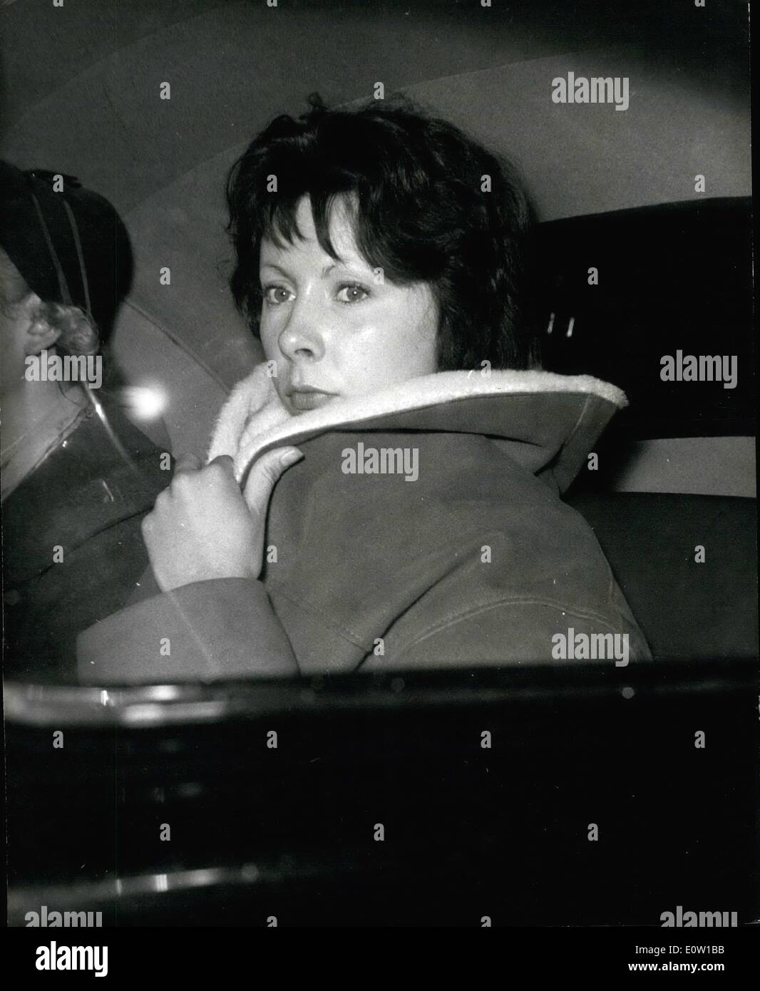 Nov. 11, 1960 - Polizia portare giovane torna a Londra. Ragazza caricata con ricezione - uomo accusato dell'omicidio: Vittoria Terry (20) e Valerie Salter (18) la coppia ha cercato dalla polizia indagare l uccisione di Worthing Bank Guard - John Henry Pull - erano state portate a Londra la scorsa notte. Hanno viaggiato in aereo che è stato trovato in un caldo di Glasgow. Terry è stato accusato di omicidio mentre Valerie Salten è caricato con la ricezione di 28. Essi saranno visualizzati nella corte a worthing oggi. venerdì scorso - Alan Hosier (20) di Hounslow e un vecchio anno 16 giovani sono stati anche caricata con l'assassinio di John tirare Foto Stock